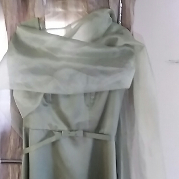 Sage green gown, satin, with wrap. 15/16. - Picture 7 of 8